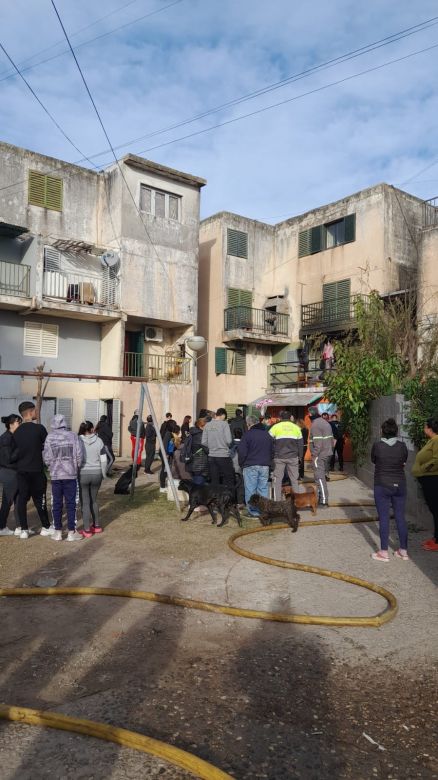 Se prendió fuego una vivienda en barrio Los Olmos y hay heridos