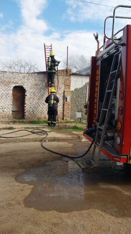 Impactante incendio en barrio Las Playas: hubo pérdidas totales