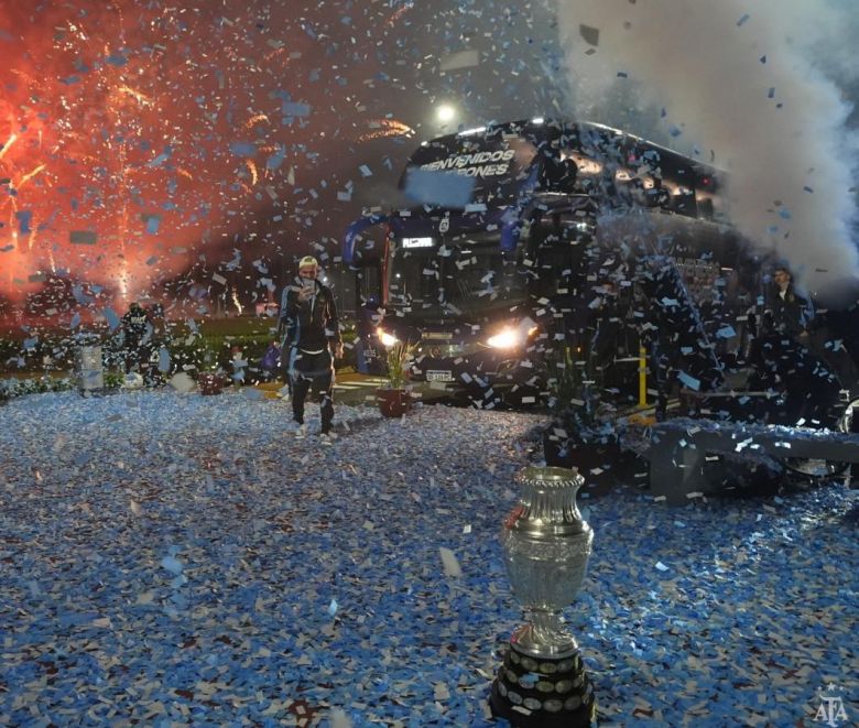 Los bicampeones de América fueron recibidos por miles de hinchas