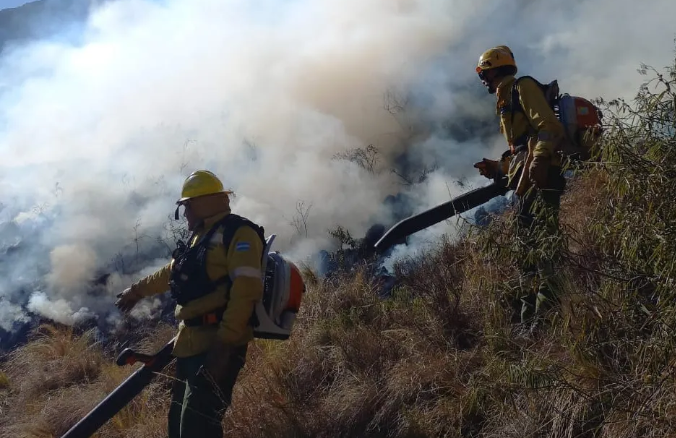 Incendio en Traslasierra: el fuego avanzó sobre el Valle de Calamuchita