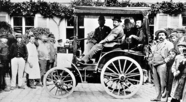 En 1894 se corre la primera carrera de la historia del automovilismo