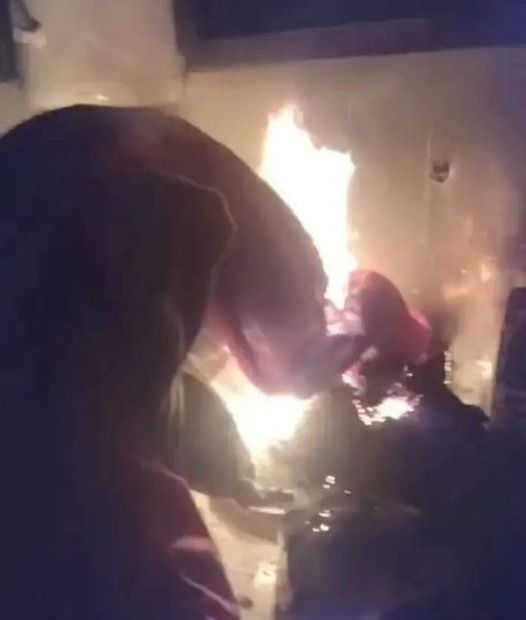 Un hombre incendió la casa de su pareja porque ella no le contestaba los mensajes