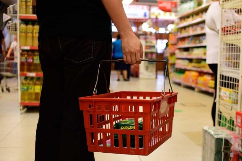 Las ventas en supermercados y mayoristas se desploman pero un dato enciende la esperanza