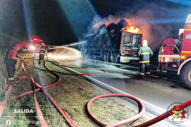 Se incendió un camión con rollos, trabajaron bomberos de 3 localidades