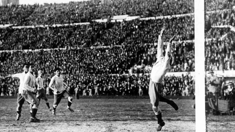 La selección de Uruguay gana el Mundial de 1930, el primero de la historia