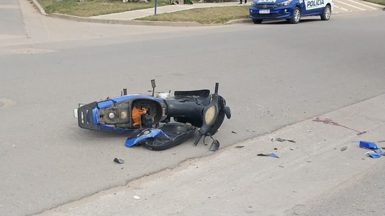 Fuerte accidente dejó a mujer con varias heridas