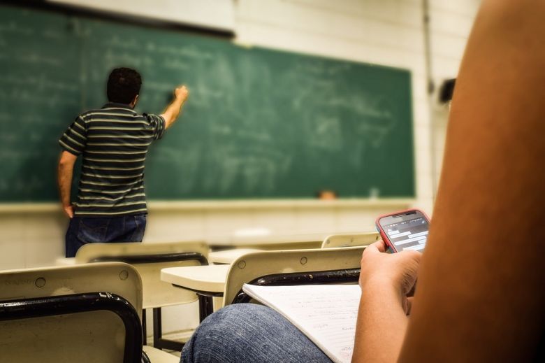 Alumnos de Buenos Aires no podrán usar los celulares en clase