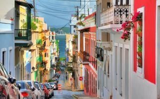 Por la tormenta tropical Ernesto, Puerto Rico cancela clases y activa la guardia nacional.