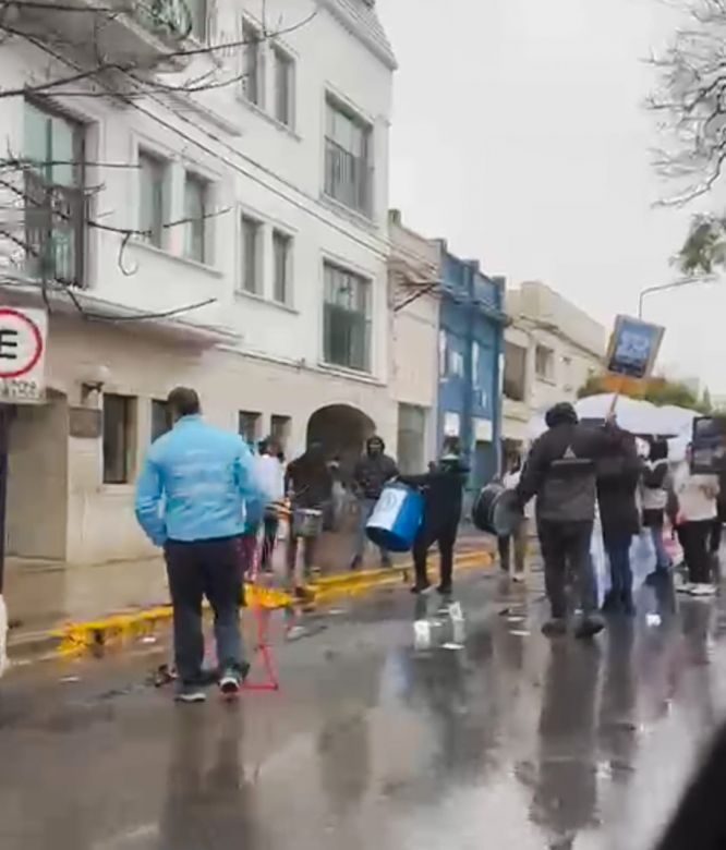 Protesta frente al Cruz Azul por sueldos atrasados