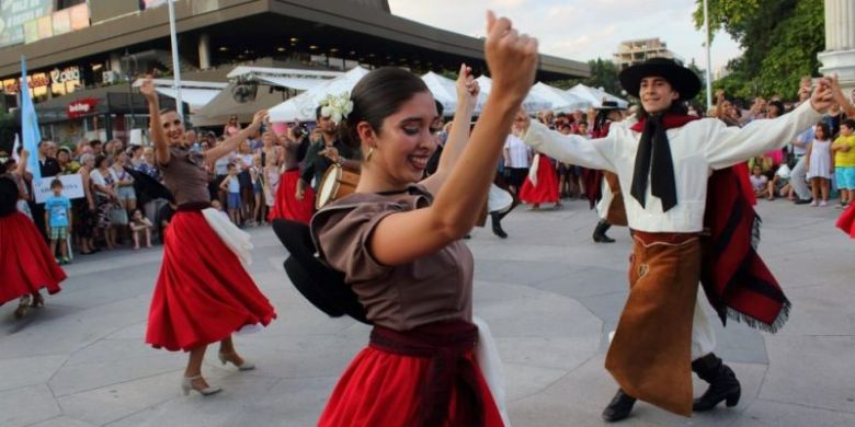 Se celebra el Día Internacional del Folklore