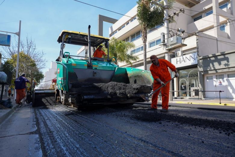 Continúan los trabajos de repavimentación en distintos puntos del sector céntrico