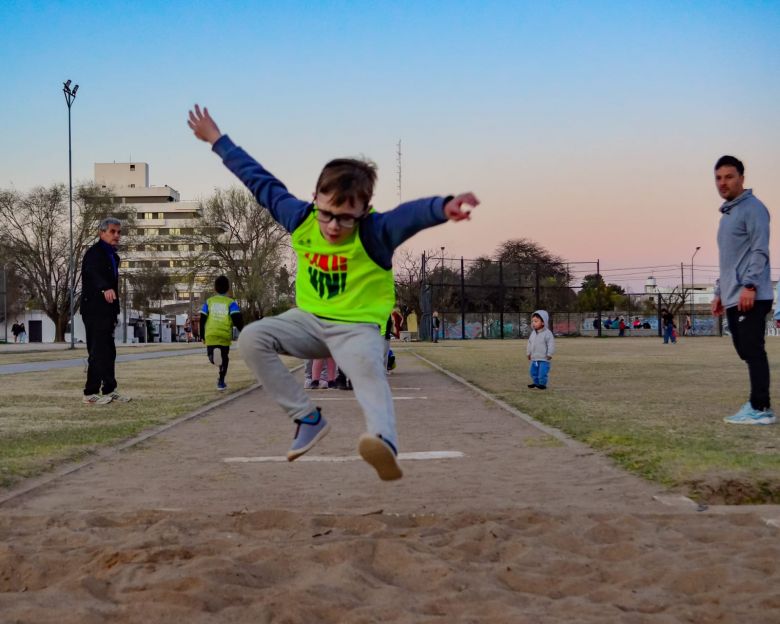 Encuentro de escuelas de atletismo en el polideportivo "Guillermo Evans"