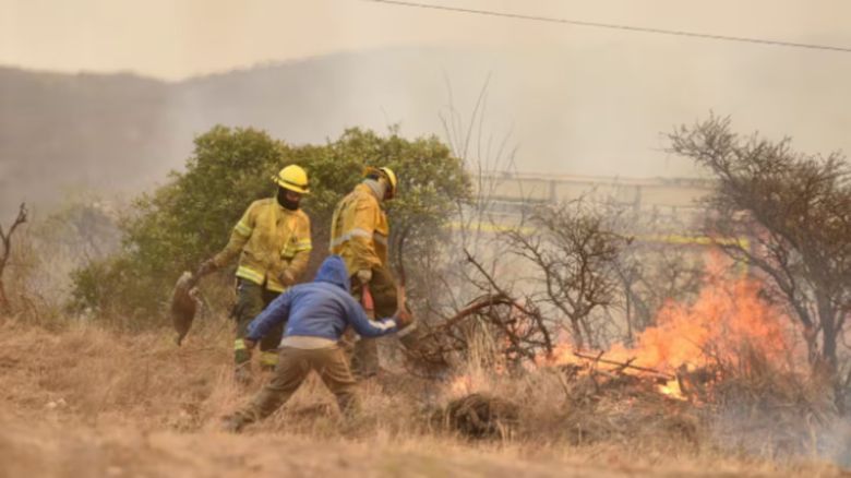 Fuego incontrolable: hay 14 casas quemadas y al menos 54 personas evacuadas