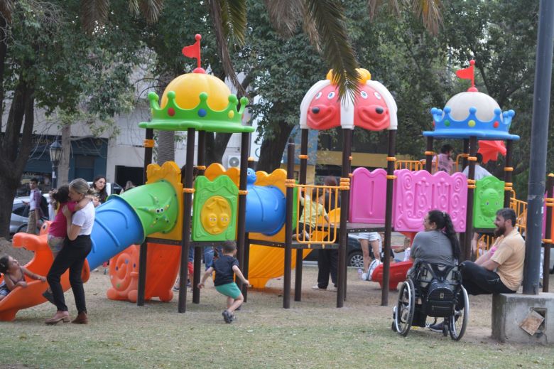 Instalaron nuevos juegos infantiles en plazas y espacios verdes de la ciudad