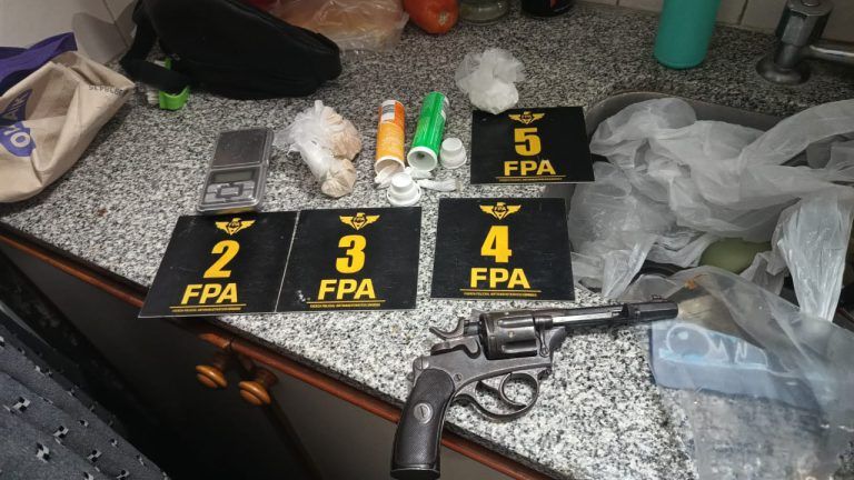 Nueve allanamientos antidrogas: incautaron cocaína, marihuana, pasta base y un arma de fuego