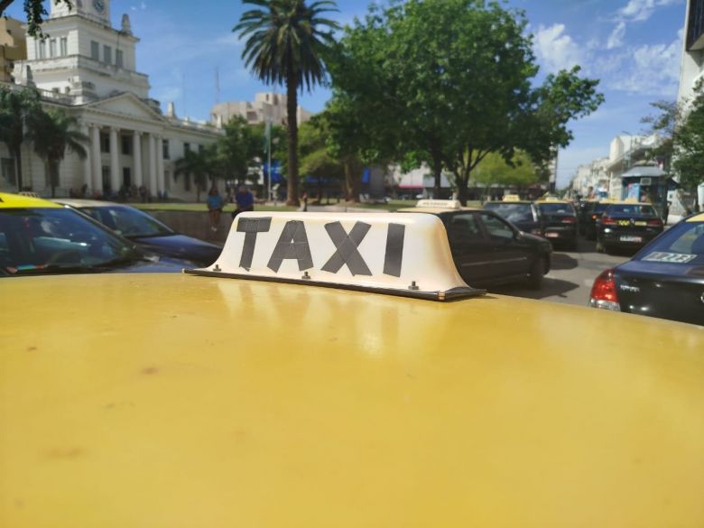 Río Cuarto: taxistas reclamaron frente al Municipio contra UBER 