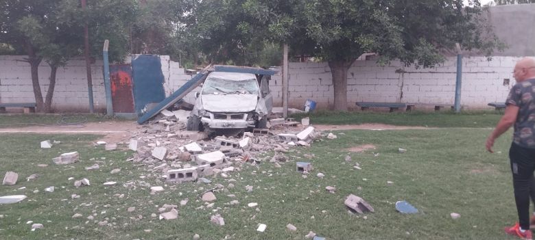 Un conductor derribó un paredón del Baby Fútbol San Martín