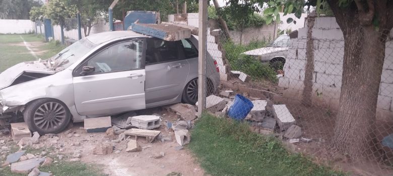 Un conductor derribó un paredón del Baby Fútbol San Martín