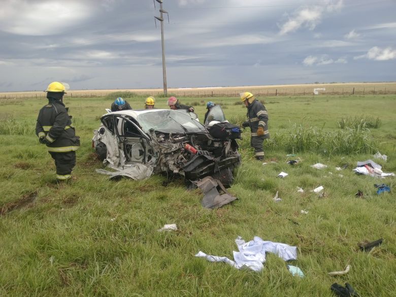 Labulaye: Un automóvil dio varios giros y fue atropellado por un camión 