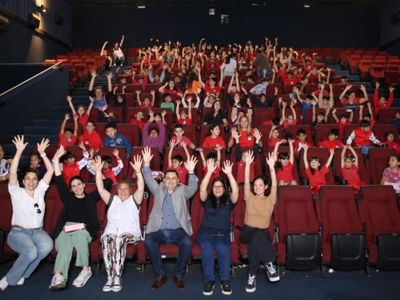 Más de 150 alumnos de la Escuela Urquiza disfrutaron de una película en el cine