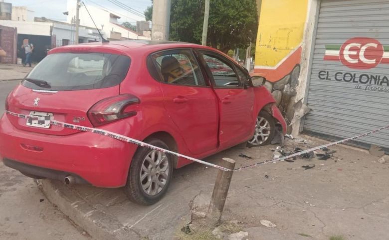 Córdoba: un menor corría picadas y terminó colisionando contra una fiambrería