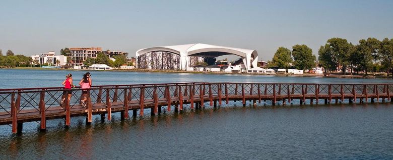 Puente sobre el lago y Anfiteatro Municipal