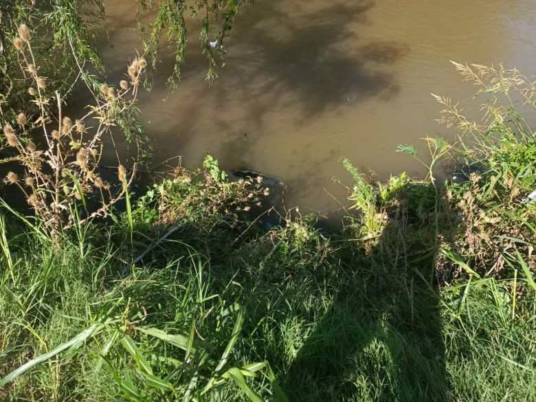 Se cayó al río con su moto y terminó con lesiones graves 