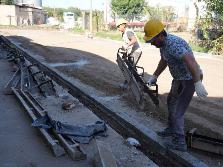 Barrio Industrial: la obra de cordón cuneta registra un 30% de avance