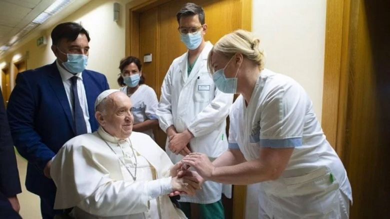 El Vaticano informó que el papa Francisco sufrió una crisis respiratoria asmática y sigue en estado “crítico”