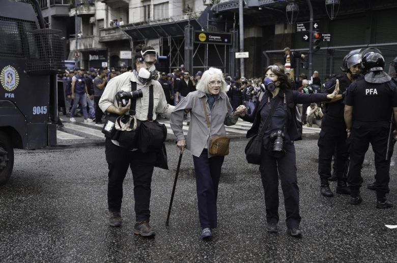 Congreso: reprimen marcha de jubilados e hinchas contra el gobierno nacional