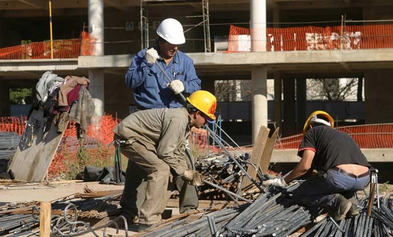 Trabajo: construcción, industria y empleo público, los más golpeados