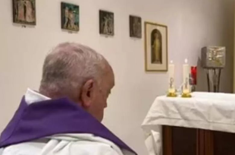 El Vaticano publica la primera foto del Papa tras su hospitalización