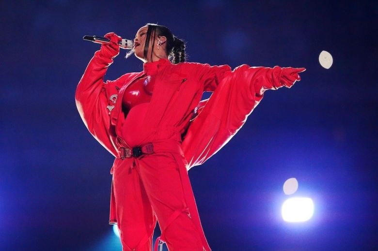 Rihanna está embarazada de su tercer hijo y así lo reveló en la MET Gala 2025