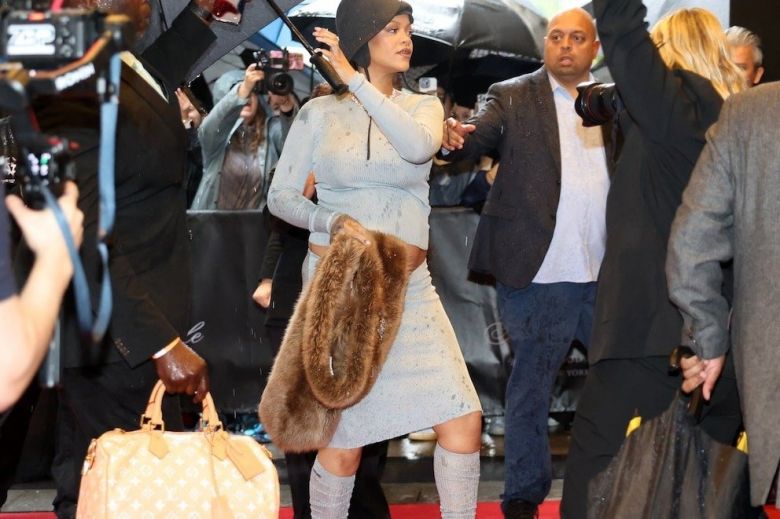 Rihanna está embarazada de su tercer hijo y así lo reveló en la MET Gala 2025
