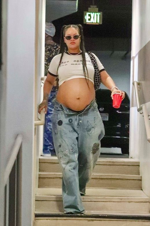 Rihanna está embarazada de su tercer hijo y así lo reveló en la MET Gala 2025