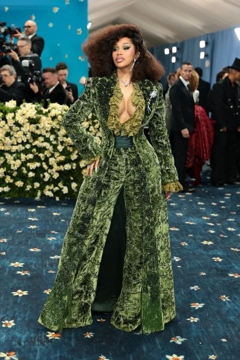Rihanna, Zendaya y Bad Bunny, entre las celebridades que brillaron con sus atuendos en la Met Gala 2025