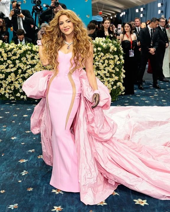 Rihanna, Zendaya y Bad Bunny, entre las celebridades que brillaron con sus atuendos en la Met Gala 2025