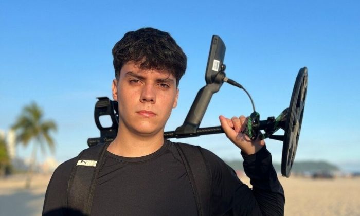 Tiene 21 años, busca los “tesoros” perdidos en la playa y revela secretos del detectorismo: “El oro tiene un sonido distinto”