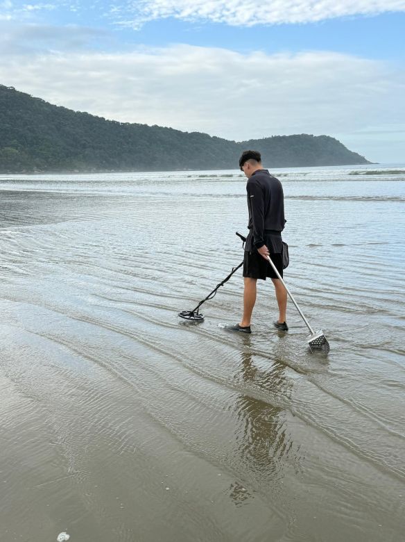 Tiene 21 años, busca los “tesoros” perdidos en la playa y revela secretos del detectorismo: “El oro tiene un sonido distinto”