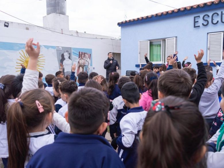 Se restauró el mural en homenaje al Cabo Busto en la Escuela San Martín