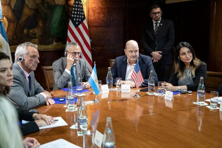 El Gobierno anunció una reforma sanitaria y confirmó la salida de la OMS