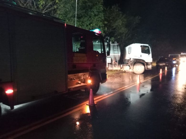 Chocaron un auto y un camión en la ruta 4 en Villa Nueva: una mujer con heridas
