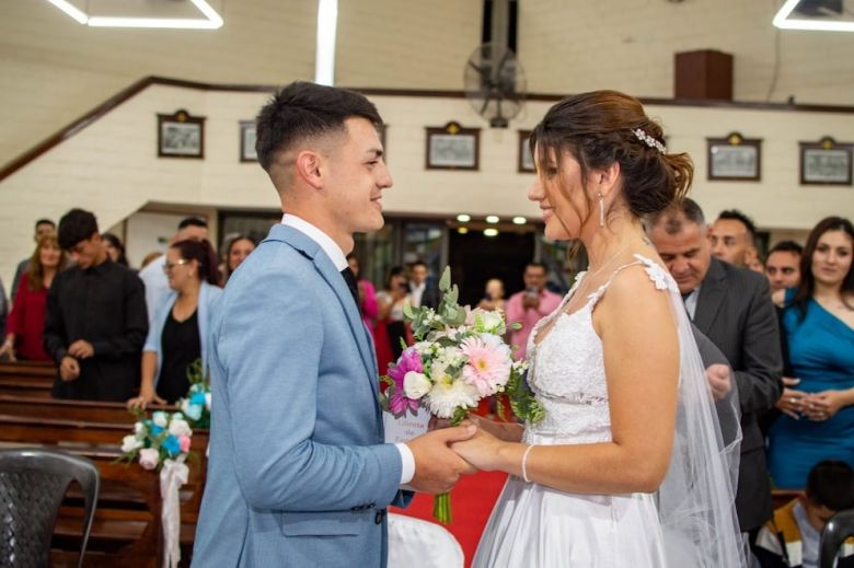 La historia detrás de la foto viral de dos recién casados en un puesto de comida: “Todos creyeron que paramos a comer un choripán”