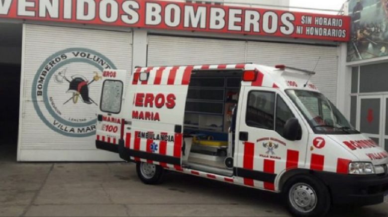 Siniestros de madrugada movilizaron a Bomberos: chocaron un camión y un tren en la ruta 2