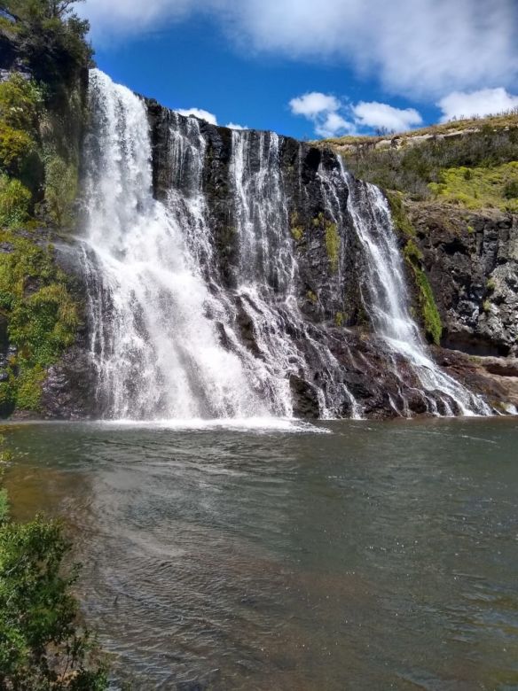 El frío extremo alcanzó los -17 °C y congeló una cascada de 30 metros: las fotos del antes y el después