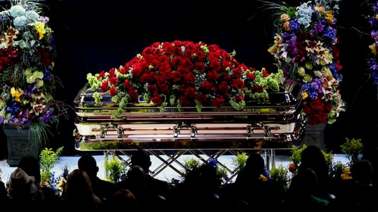 El día que el mundo despidió a Michael Jackson: un ataúd bañado en oro y las cartas secretas que sus hijos dejaron junto al cuerpo