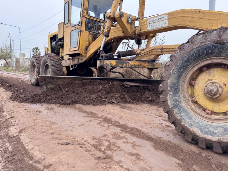 Trabajos de mantenimiento de calles de tierra y recolección de escombros