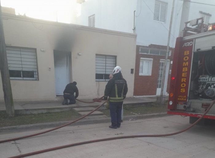Otra jornada movida para los bomberos: choques, incendio y pelea callejera