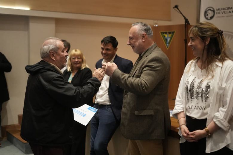 ​El Intendente Accastello encabezó la entrega de créditos de "Banco de la Gente" 