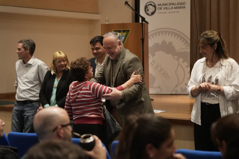 ​El Intendente Accastello encabezó la entrega de créditos de "Banco de la Gente" 